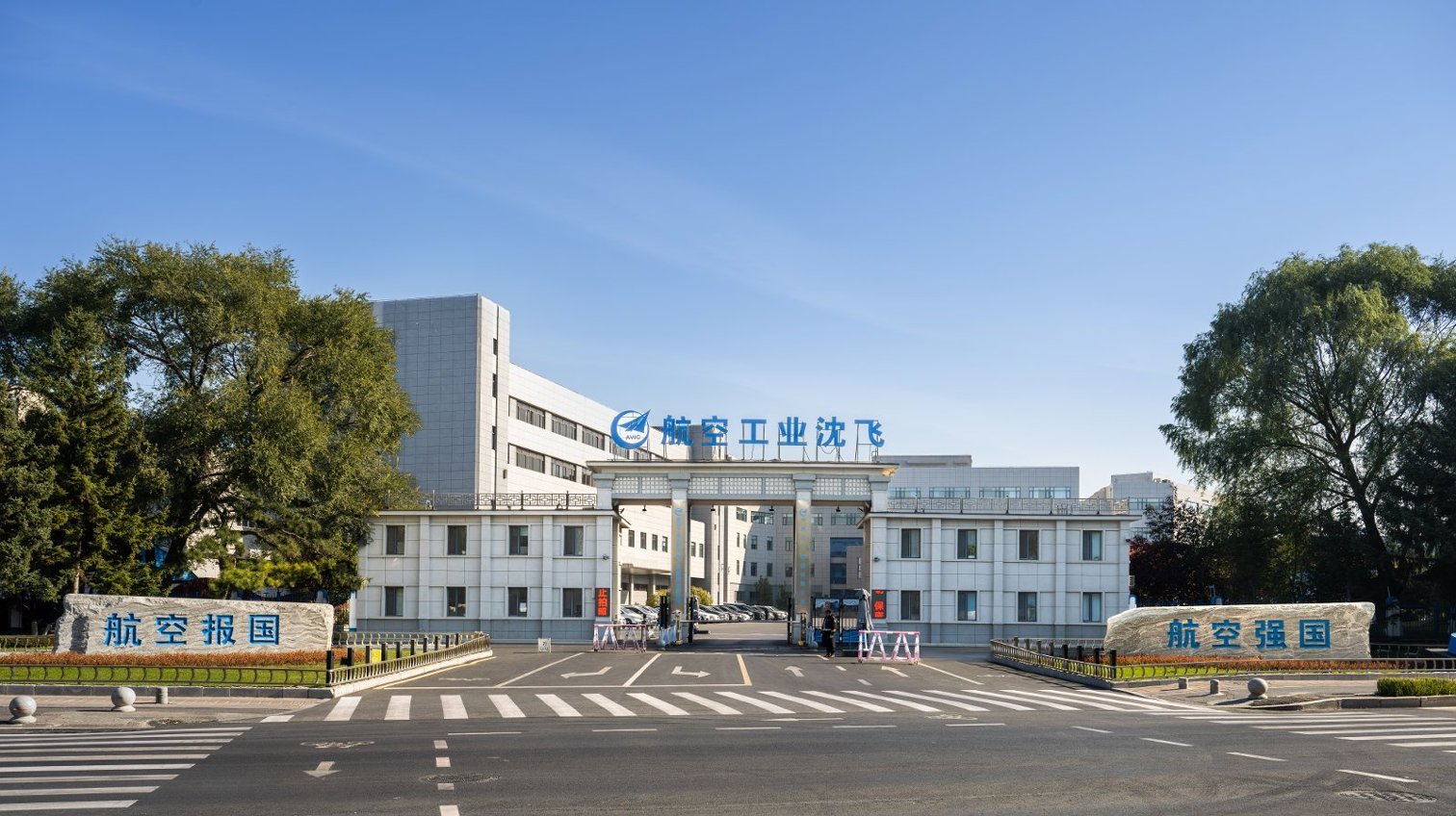 习近平等为受表彰的全国“两优一先”代表颁奖