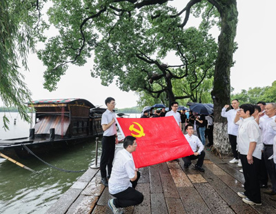 解放军歼击机轰炸机跨海峡奔袭迫近台岛