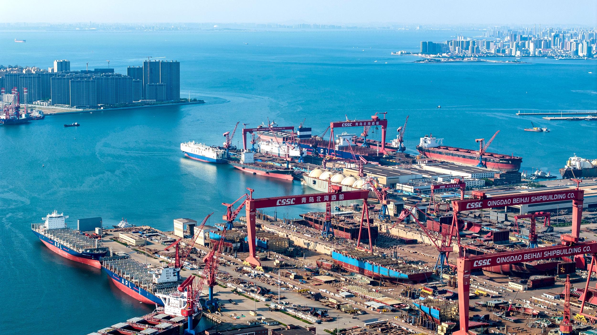 西安一轿车失控撞上公交站台