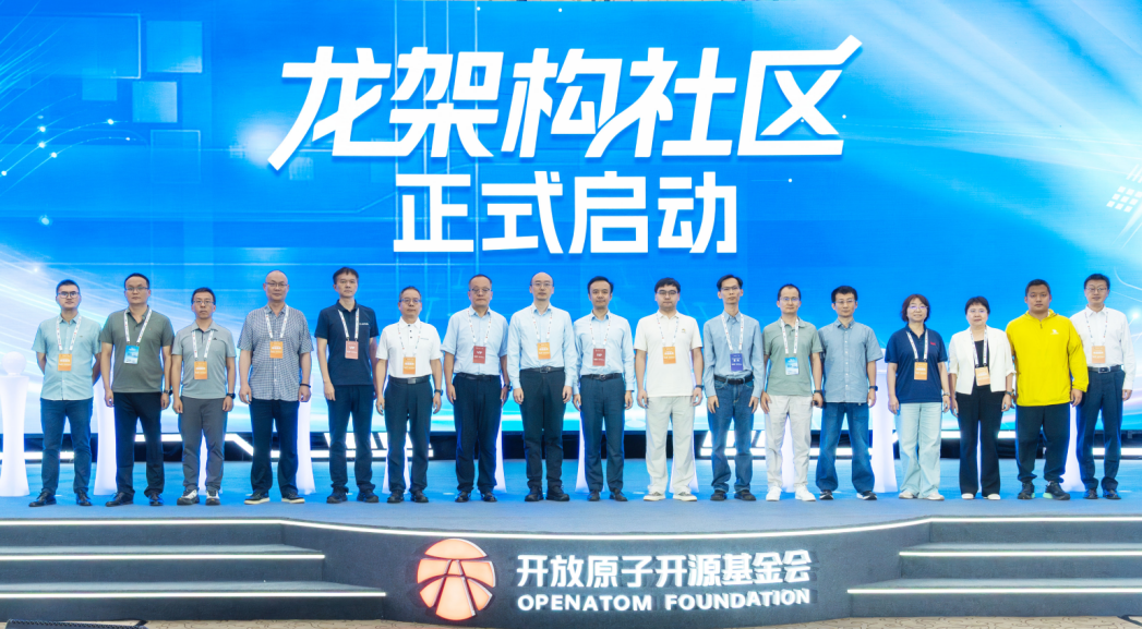 习近平等为受表彰的全国“两优一先”代表颁奖